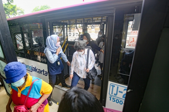 TransJakarta Kembali Operasikan Bus Pink Khusus Wanita