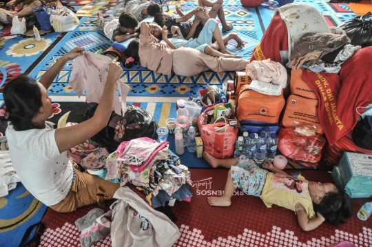 Duka Korban Kebakaran Tambora Mengungsi di Kantor Kelurahan