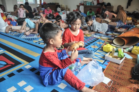 Duka Korban Kebakaran Tambora Mengungsi di Kantor Kelurahan