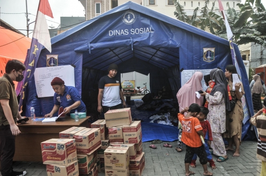 Duka Korban Kebakaran Tambora Mengungsi di Kantor Kelurahan