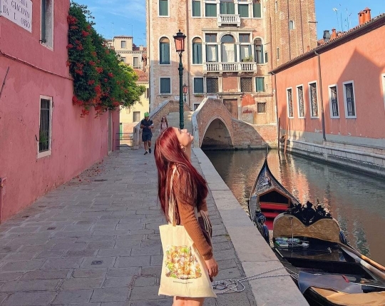 Potret Cassandra Lee Liburan di Italia, Penampilannya Cantik Banget