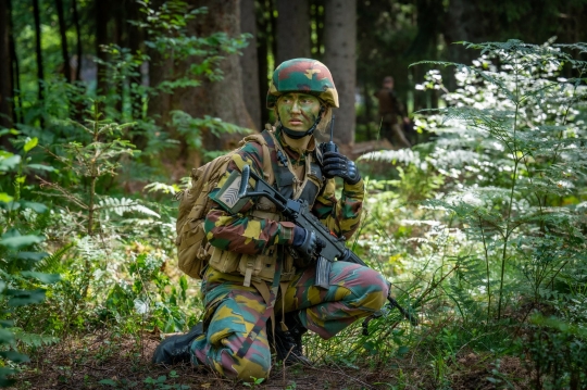Penampilan Sangar Putri Mahkota Belgia dengan Seragam Tentara