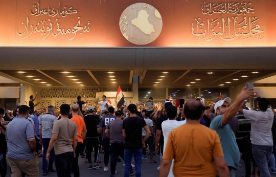 Ribuan Demonstran Duduki Gedung Parlemen Irak