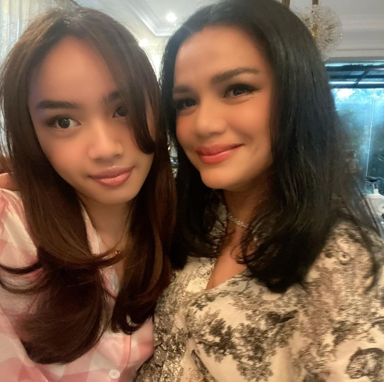 Eks Model Istri Menteri Foto Sama Dua Anaknya, Cantik Disebut Bak Kakak Adik