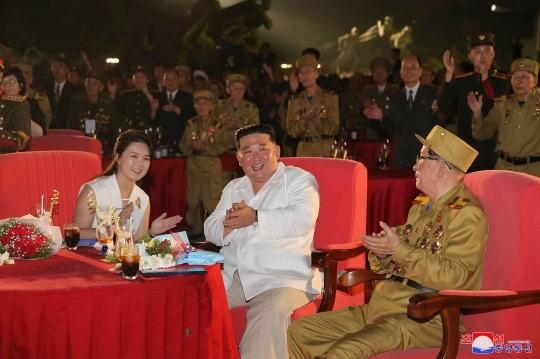 Gaya Kim Jong-un dan Istri Peringati 69 Tahun Berakhirnya Perang Korea