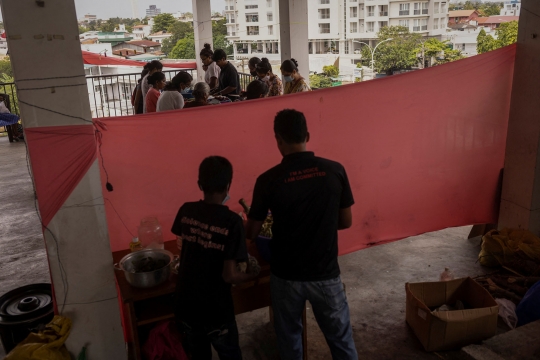 Kesibukan Relawan Sediakan Makanan Gratis di Tengah Krisis Ekonomi Sri Lanka