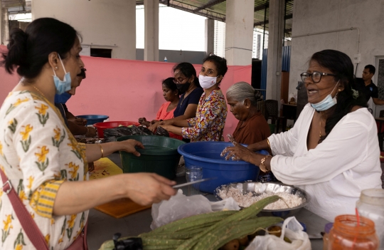 Kesibukan Relawan Sediakan Makanan Gratis di Tengah Krisis Ekonomi Sri Lanka