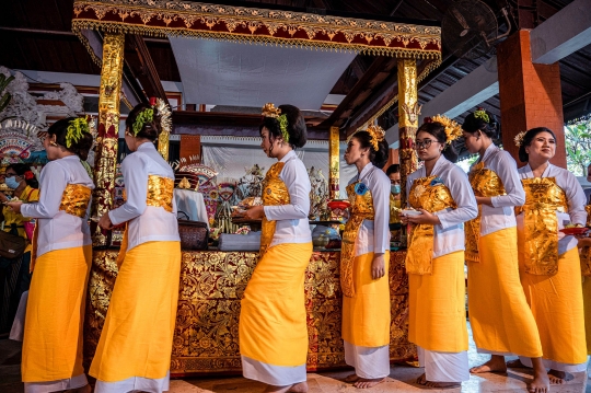 Ratusan Umat Hindu Jalani Ritual Potong Gigi Sebagai Simbol Kedewasaan
