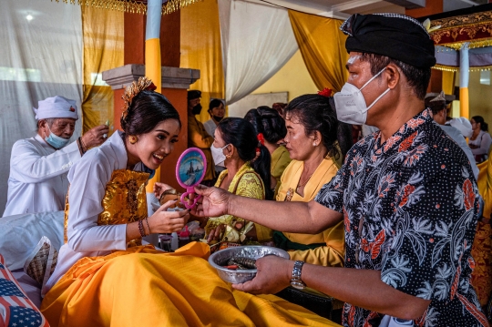 Ratusan Umat Hindu Jalani Ritual Potong Gigi Sebagai Simbol Kedewasaan