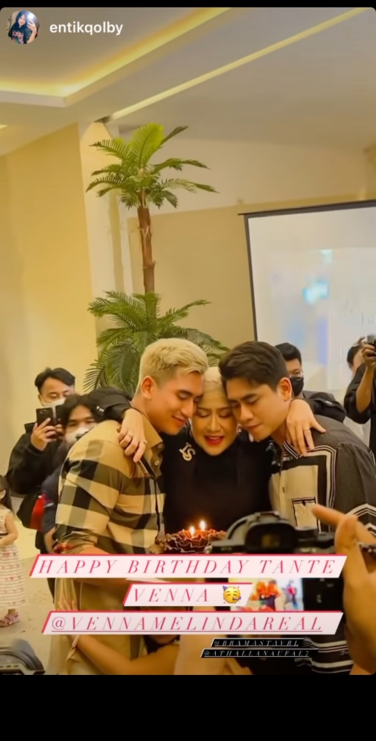 Ubah Warna Rambut, Ini 5 Potret Terbaru Verrell Bramasta yang Mencuri Perhatian