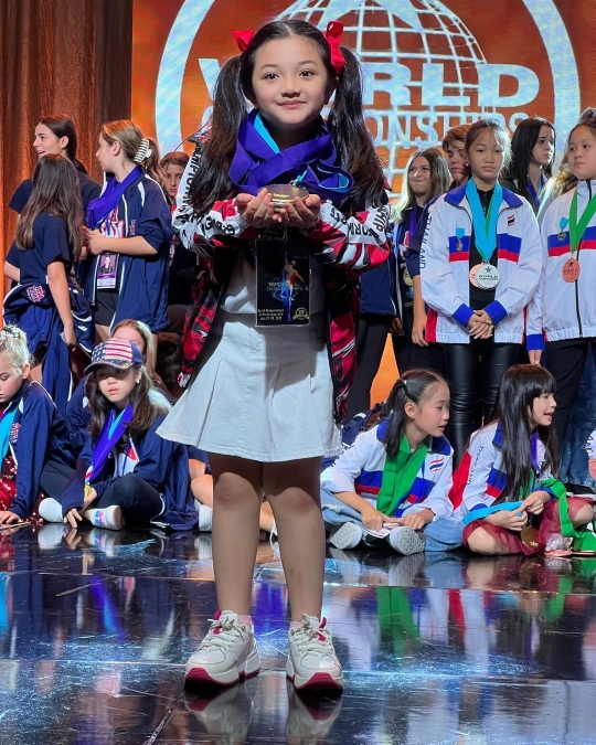 Bangga! Deretan Foto Arsy Juara Kompetisi di Amerika, Bawa Bendera Merah Putih