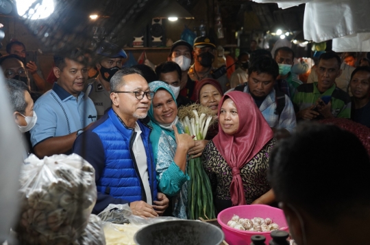 Sidak ke Pasar Grosir Keputran, Mendag Zulhas: Ibu-ibu Bahagia Harga Bapok Turun