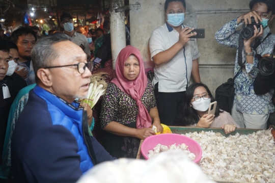 Sidak ke Pasar Grosir Keputran, Mendag Zulhas: Ibu-ibu Bahagia Harga Bapok Turun