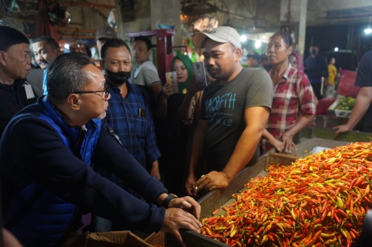 Sidak ke Pasar Grosir Keputran, Mendag Zulhas: Ibu-ibu Bahagia Harga Bapok Turun