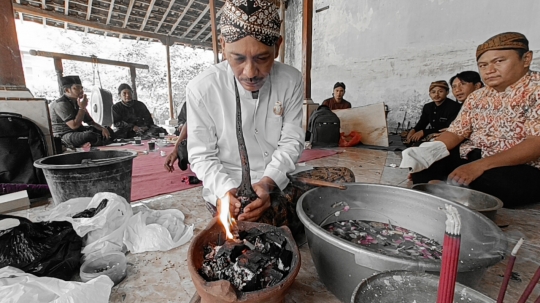 Potret Ritual Jamasan Pusaka Keris di Kediri