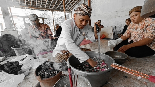 Potret Ritual Jamasan Pusaka Keris di Kediri