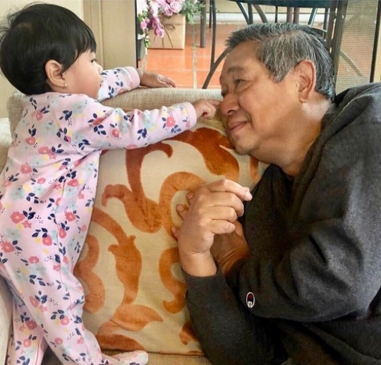 Menggemaskan, Momen Jenderal TNI Senior dan Kasad Dudung Ngemong Cucu Tersayang