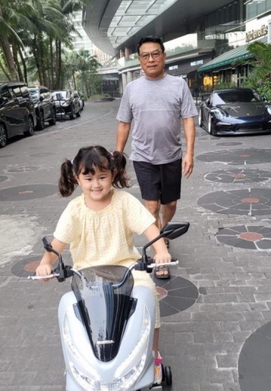 Menggemaskan, Momen Jenderal TNI Senior dan Kasad Dudung Ngemong Cucu Tersayang