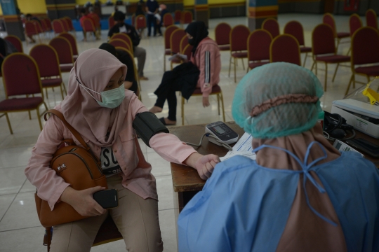 Vaksinasi Covid-19 Dosis Keempat untuk Tenaga Kesehatan di GOR Rawamangun