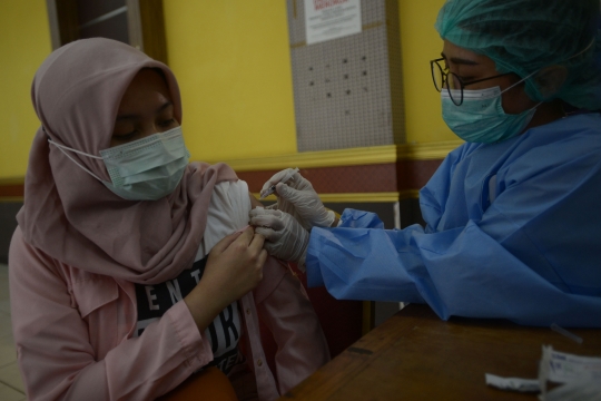 Vaksinasi Covid-19 Dosis Keempat untuk Tenaga Kesehatan di GOR Rawamangun