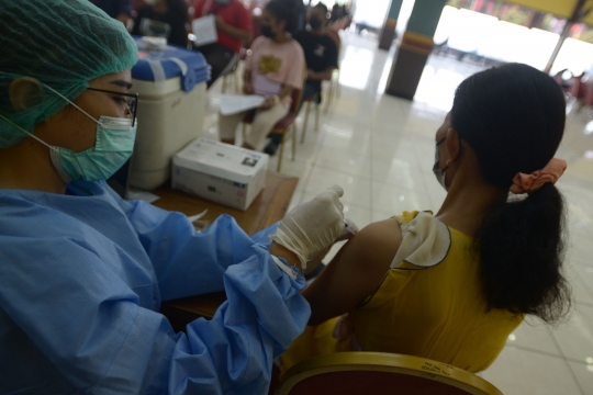 Vaksinasi Covid-19 Dosis Keempat untuk Tenaga Kesehatan di GOR Rawamangun