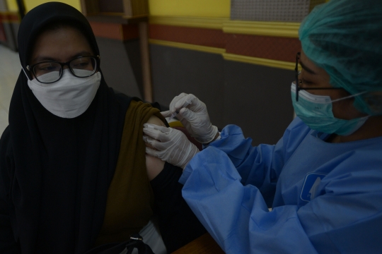 Vaksinasi Covid-19 Dosis Keempat untuk Tenaga Kesehatan di GOR Rawamangun