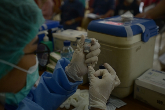 Vaksinasi Covid-19 Dosis Keempat untuk Tenaga Kesehatan di GOR Rawamangun