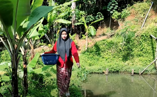 Potret Gadis Desa yang Cantik Budidaya Jamur Tiram, Netizen 'Patut dicontoh'