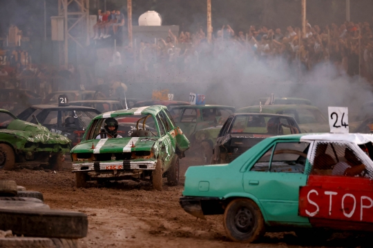 Ganasnya Kompetisi Menghancurkan Mobil di Malta