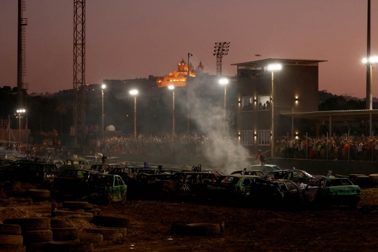 Ganasnya Kompetisi Menghancurkan Mobil di Malta