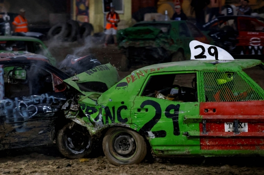 Ganasnya Kompetisi Menghancurkan Mobil di Malta