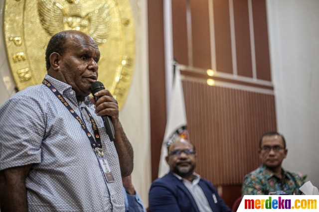 Perwakilan Majelis Rakyat Papua (MRP) berbicara saat audiensi terkait Pemilu dan Pilkada Papua di Kantor KPU, Selasa (2/8/2022).