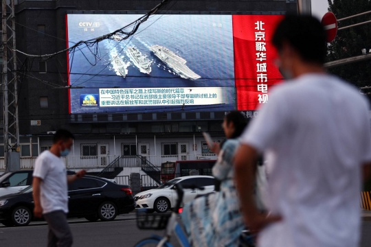 Layar Raksasa Tampilkan Berita Tentara China Masuki Zona Selat Taiwan