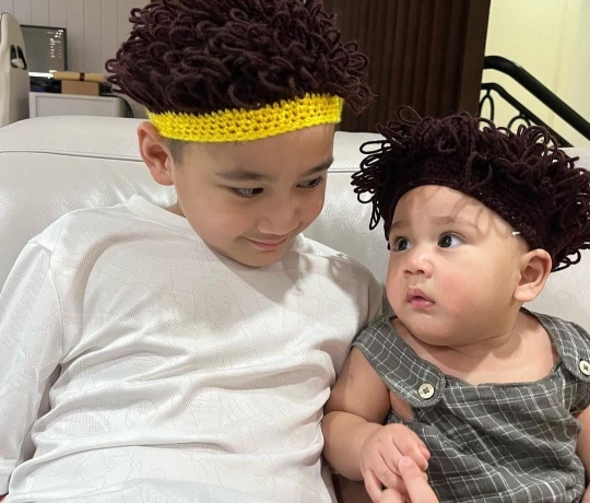 Duo Anak Sultan Rafathar dan Rayyanza Tampil Kribo, Ganteng Banget tapi Cipung Nangis