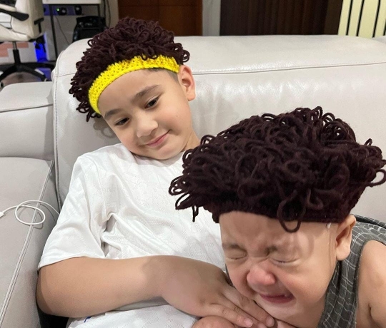 Duo Anak Sultan Rafathar dan Rayyanza Tampil Kribo, Ganteng Banget tapi Cipung Nangis