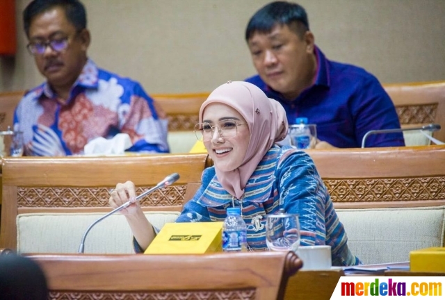 Potret Mulan Jameela saat rapat di DPR.Mulan sedang melakukan rapat dengar pendapat antara Komisi VII DPR RI dengan Irjen Kementrian ESDM, Dirjen Migas, BPH Migas dan BPMA (Aceh).
