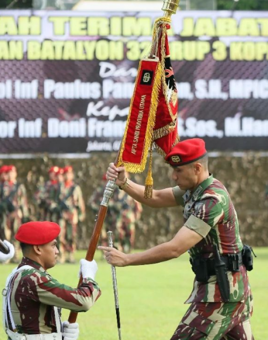 Gagahnya Anak Menko Luhut Saat Serahkan Tongkat Komando ke Mayor Inf Doni Fransisco