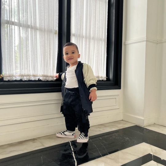 Gaya Ukkasya Anak Zaskia Sungkar dan Irwansyah Bikin Gemas, Dipuji Tambah Ganteng