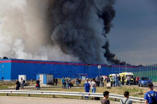 Kebakaran Besar Melanda Gudang Toko Online Rusia