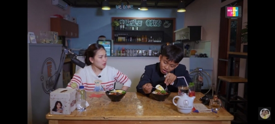 Potret Ayu Ting Ting Ajak Roy Citayam Makan Bersama di Kafe Miliknya, Seru Abis