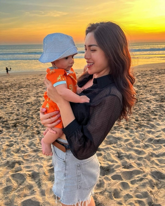 Jessica Iskandar Ajak Baby Don Pertama Kali ke Pantai, Body Goalsnya Bikin Salfok