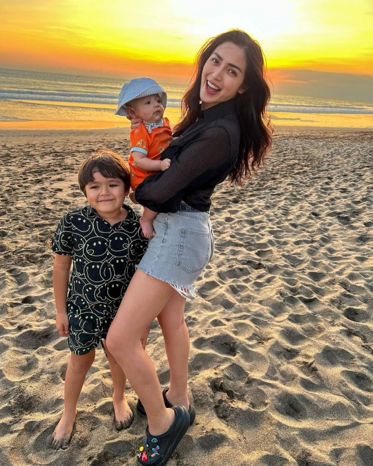 Jessica Iskandar Ajak Baby Don Pertama Kali ke Pantai, Body Goalsnya Bikin Salfok