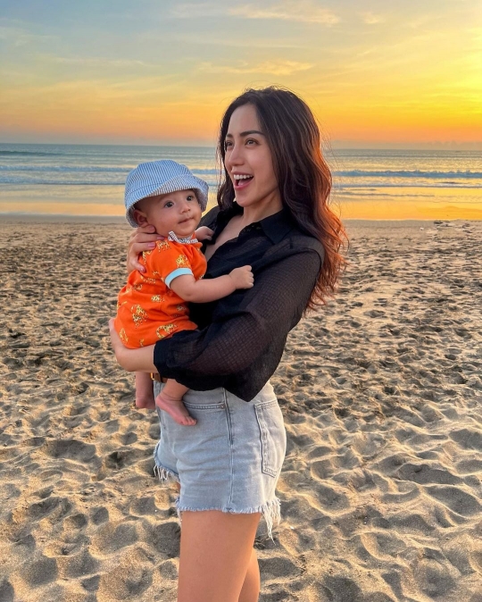 Jessica Iskandar Ajak Baby Don Pertama Kali ke Pantai, Body Goalsnya Bikin Salfok