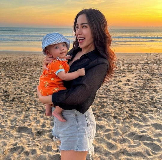 Jessica Iskandar Perdana Ajak Baby Don ke Pantai, Ini Potretnya yang Menggemaskan
