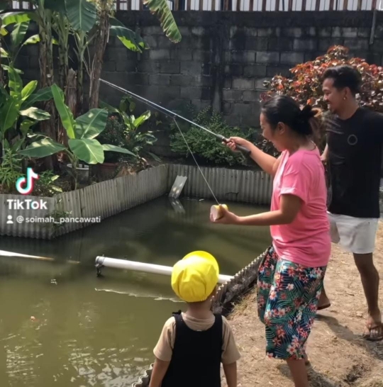 Disebut Crazy Rich Bantul, Begini Gaya Soimah yang Santai Mancing Ikan di Empang