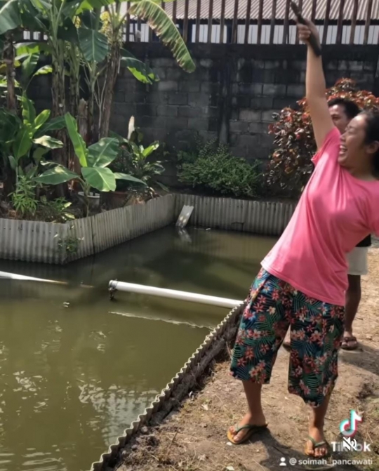 Disebut Crazy Rich Bantul, Begini Gaya Soimah yang Santai Mancing Ikan di Empang