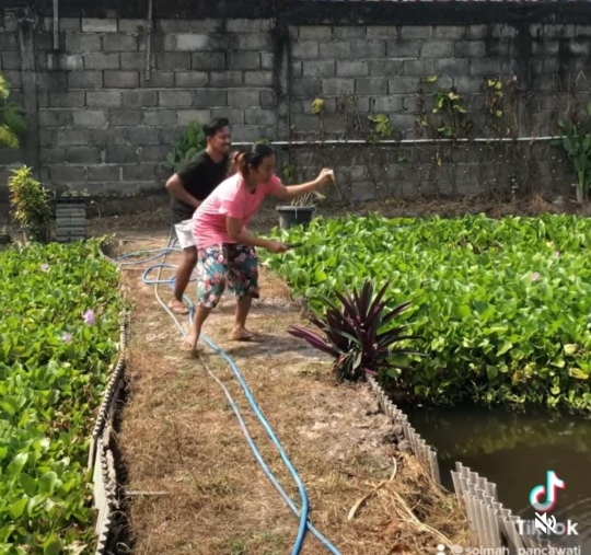 Disebut Crazy Rich Bantul, Begini Gaya Soimah yang Santai Mancing Ikan di Empang