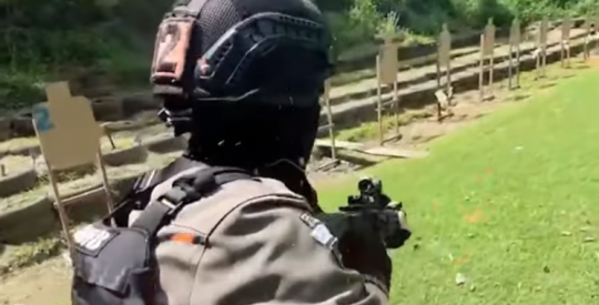 Melihat Aksi Polwan Brimob Latihan Menembak, Sangar & Gagah