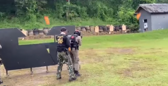 Melihat Aksi Polwan Brimob Latihan Menembak, Sangar & Gagah