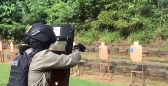 Melihat Aksi Polwan Brimob Latihan Menembak, Sangar & Gagah